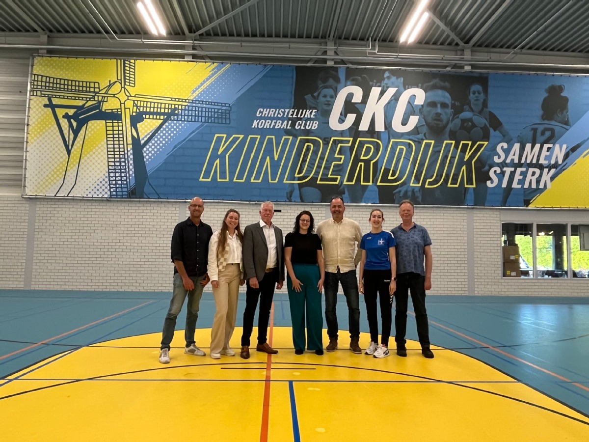 Foto van wethouder Freek de Gier op bezoek bij CKC Kinderdijk: Henny Nuninga, Ruth Bot, Serina van Es, Arjan de Jonge, Alexia Huurman en Martin Rijkee.