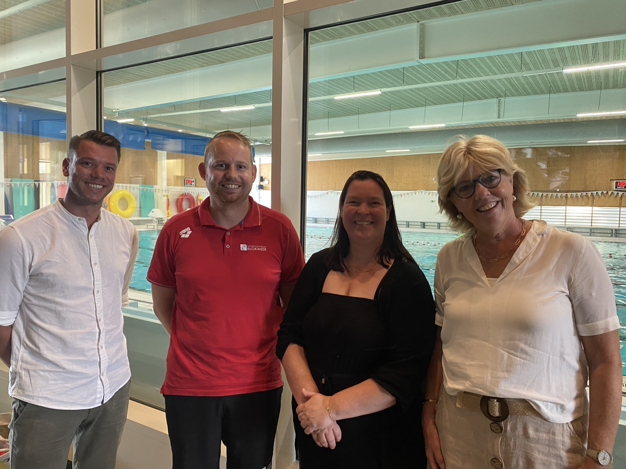 Foto met Harmen den Boer (directeur Het Kompas), Dennis Batenburg (manager Sportcentrum Blokweer), Lonneke van den Anker (directeur ’t Nokkenwiel), Margreet de Deugd (wethouder sociaal domein)