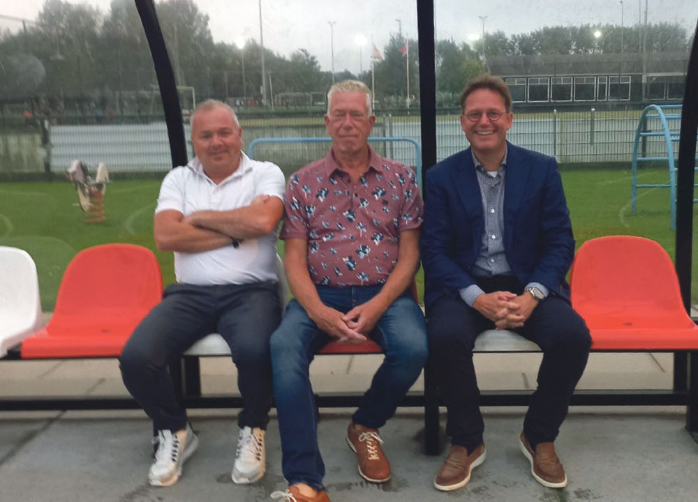 Wethouder Freek de Gier (midden) op bezoek bij Boyd Bartels (voorzitter) en Alex Janssen (penningmeester) van VV Alblasserdam. (Foto: Max Janssen)