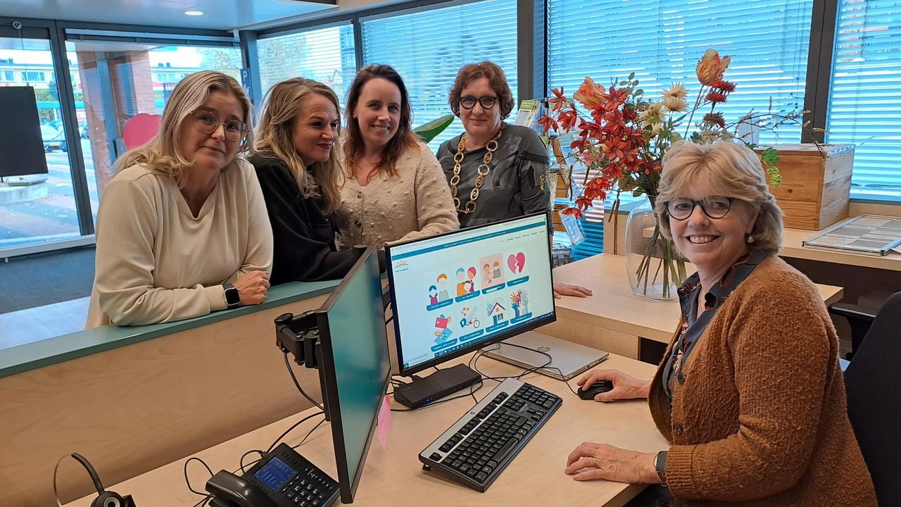 Wethouder Margreet de Deugd lancering de website van het Brughuis onder toeziend oog van medewerkers van Het Brughuis