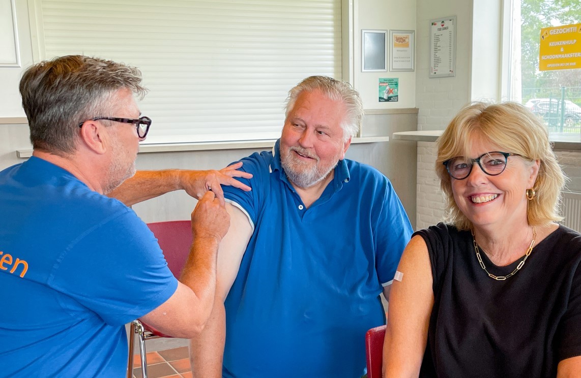 Wethouder De Deugd en raadslid Van Krimpen krijgen coronavaccinatie