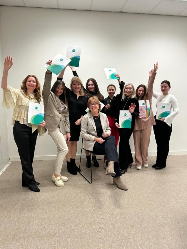 Wethouder Margreet de Deugd met een groep Oekraïense vrouwen die bij Peute Recycling een mbo-certificaat behaald hebben en daar aan het werk konden dankzij project Kansrijk. De meesten zijn nog steeds werkzaam bij Peute Recycling.